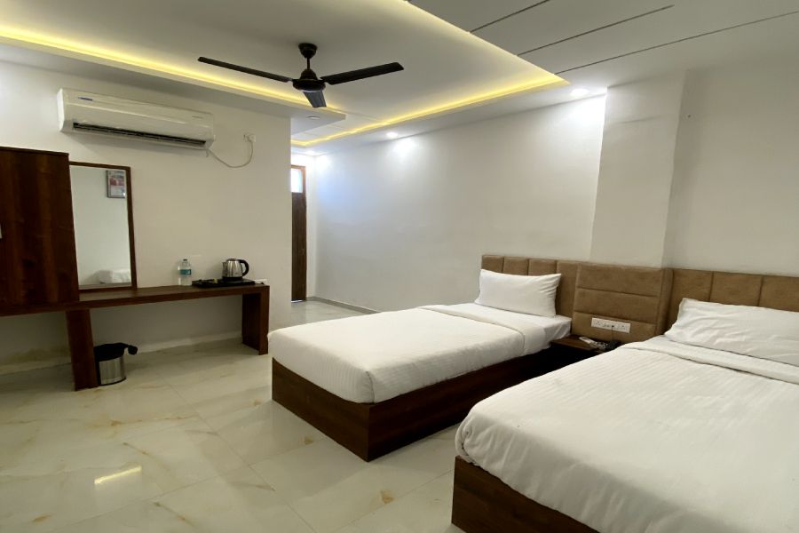 HOTEL GULMOHAR PLAZA BY AUROVILLE Superior Twin Room 3