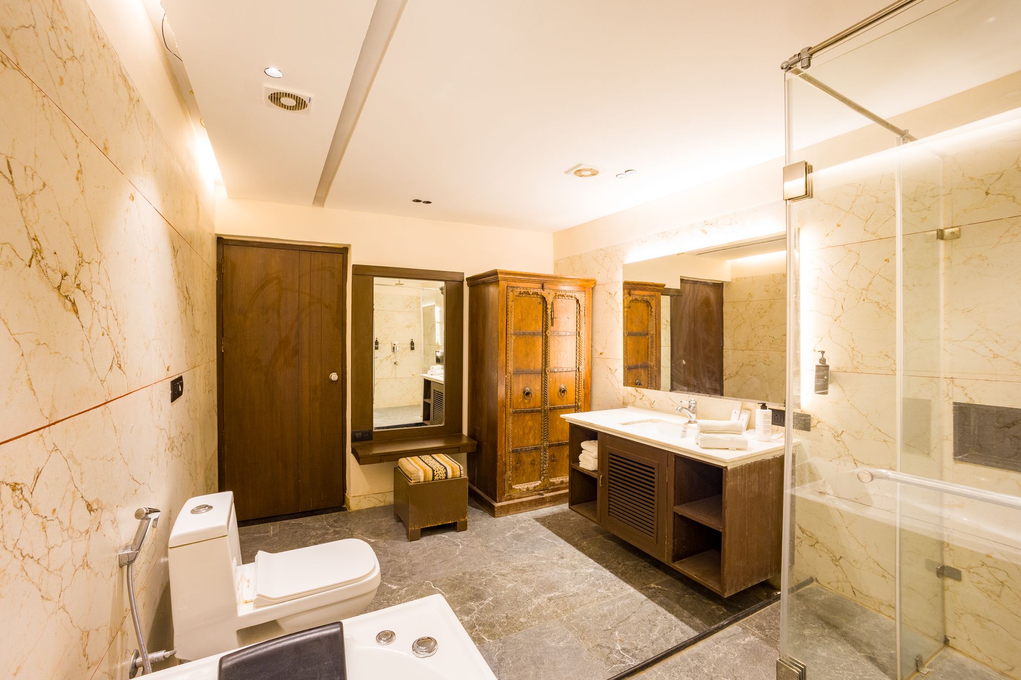 Alaya Stays Jeevantara Suite with jacuzzi