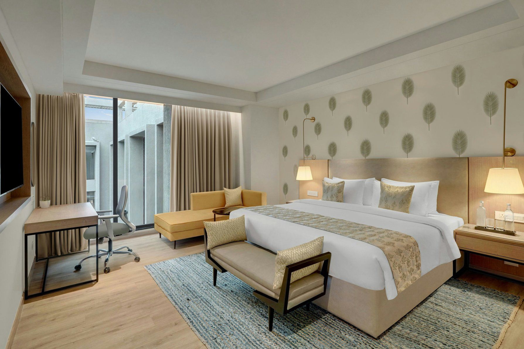 King Suite - Chaise - TV - Desk