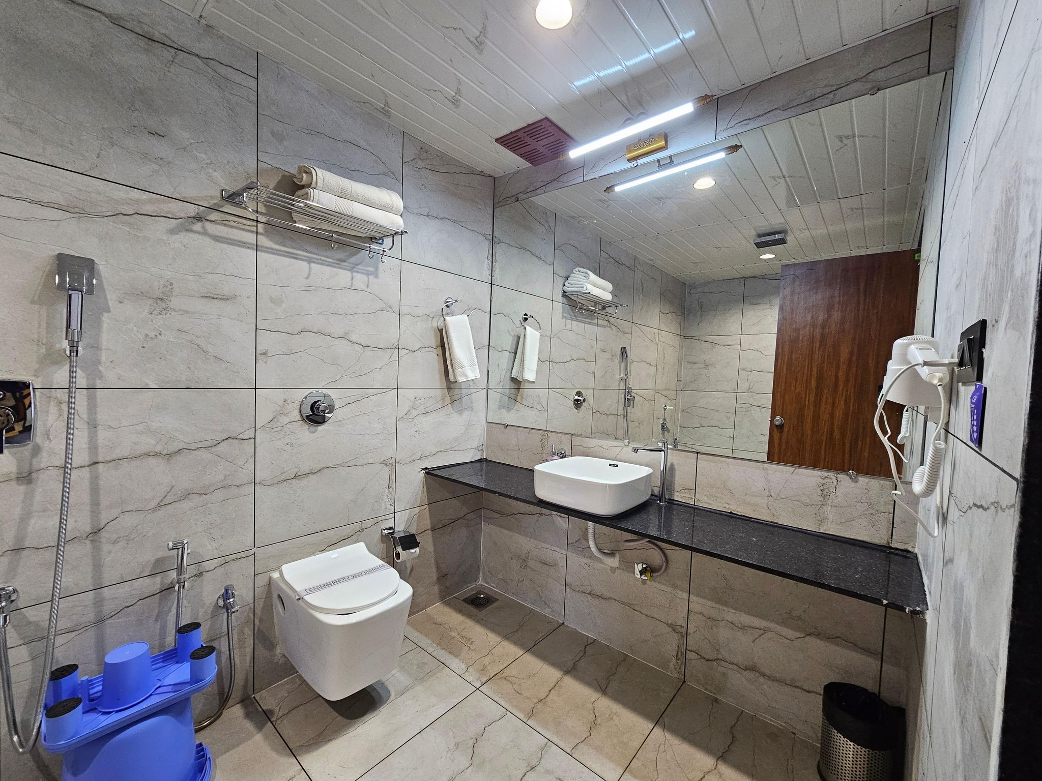 RiverView Tent Resort RIVERSIDE COTTAGE 5