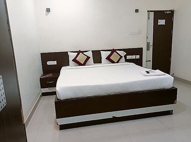 STAYZ INN TNAGAR Deluxe Double