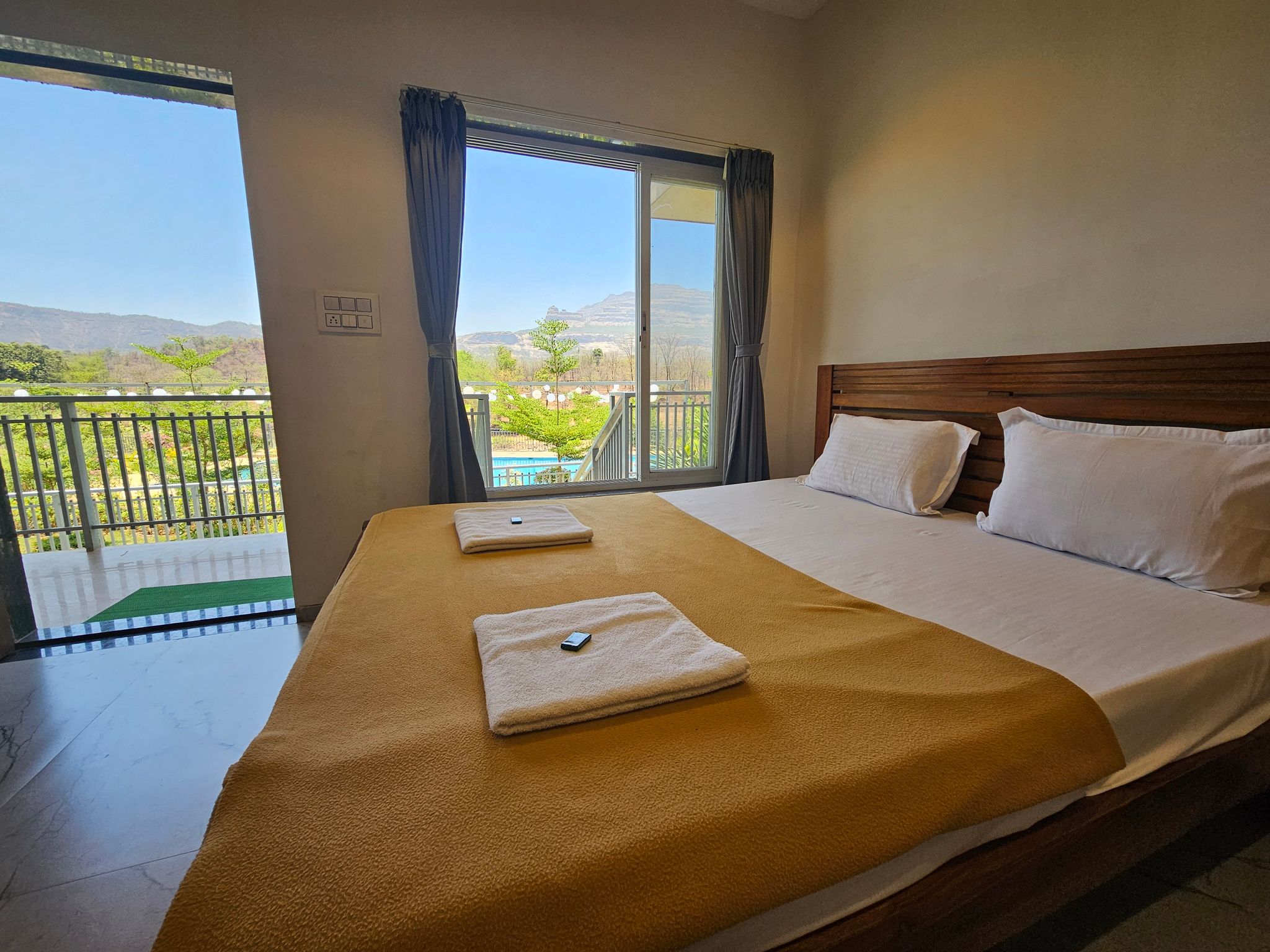 Riverain Valley Resort Deluxe Family Room With View 2