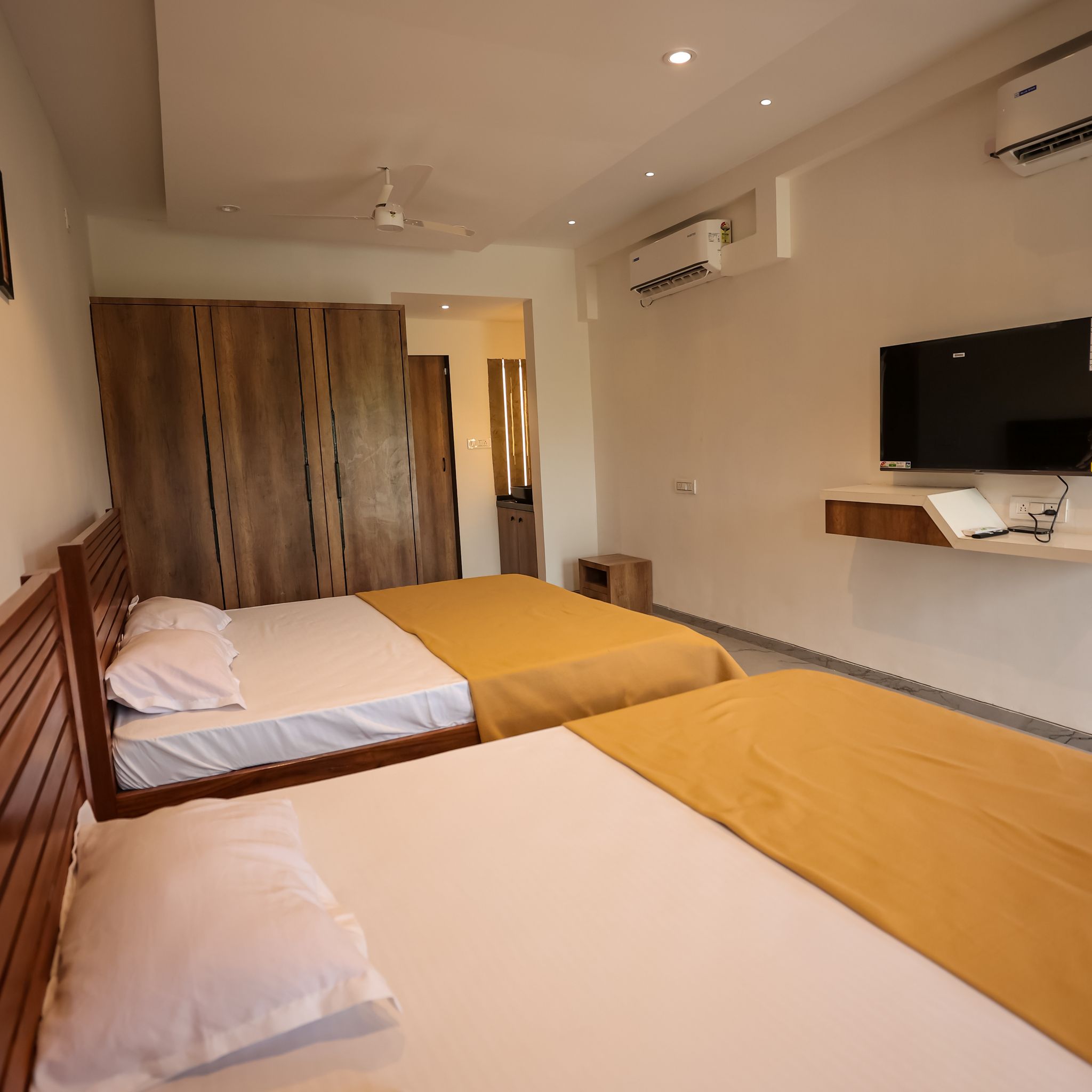 Riverain Valley Resort Deluxe Family Room With View 13