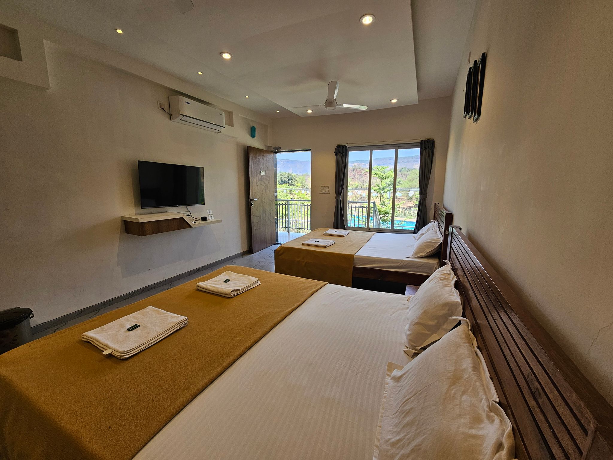 Riverain Valley Resort Deluxe Family Room With View