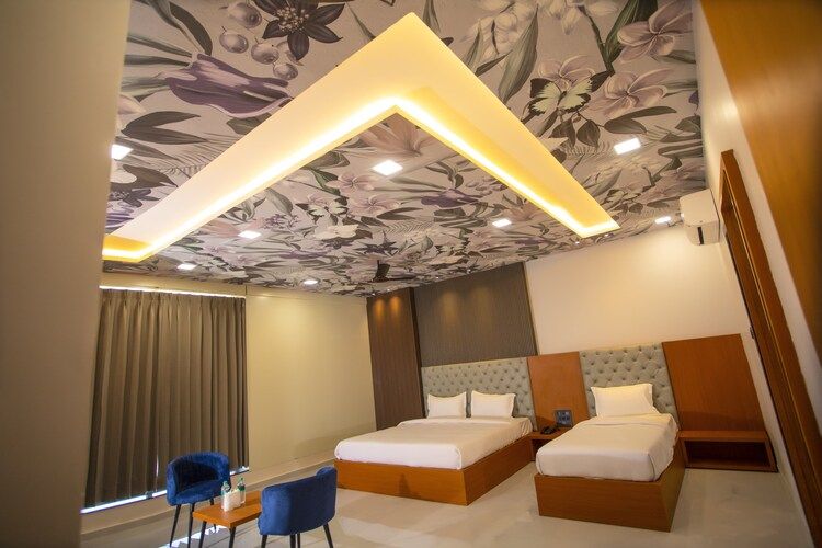 Triple bed suite room