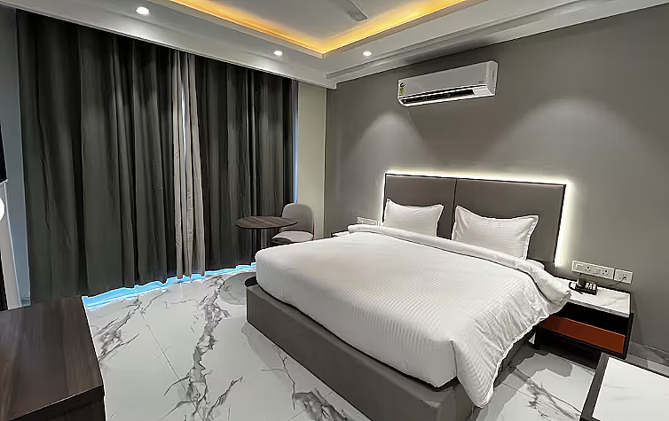 Suite with Bathtub Kitchenette and Balcony