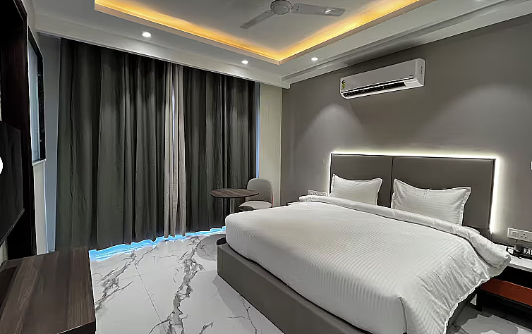 Deluxe King Room with Balcony and Kitchenette