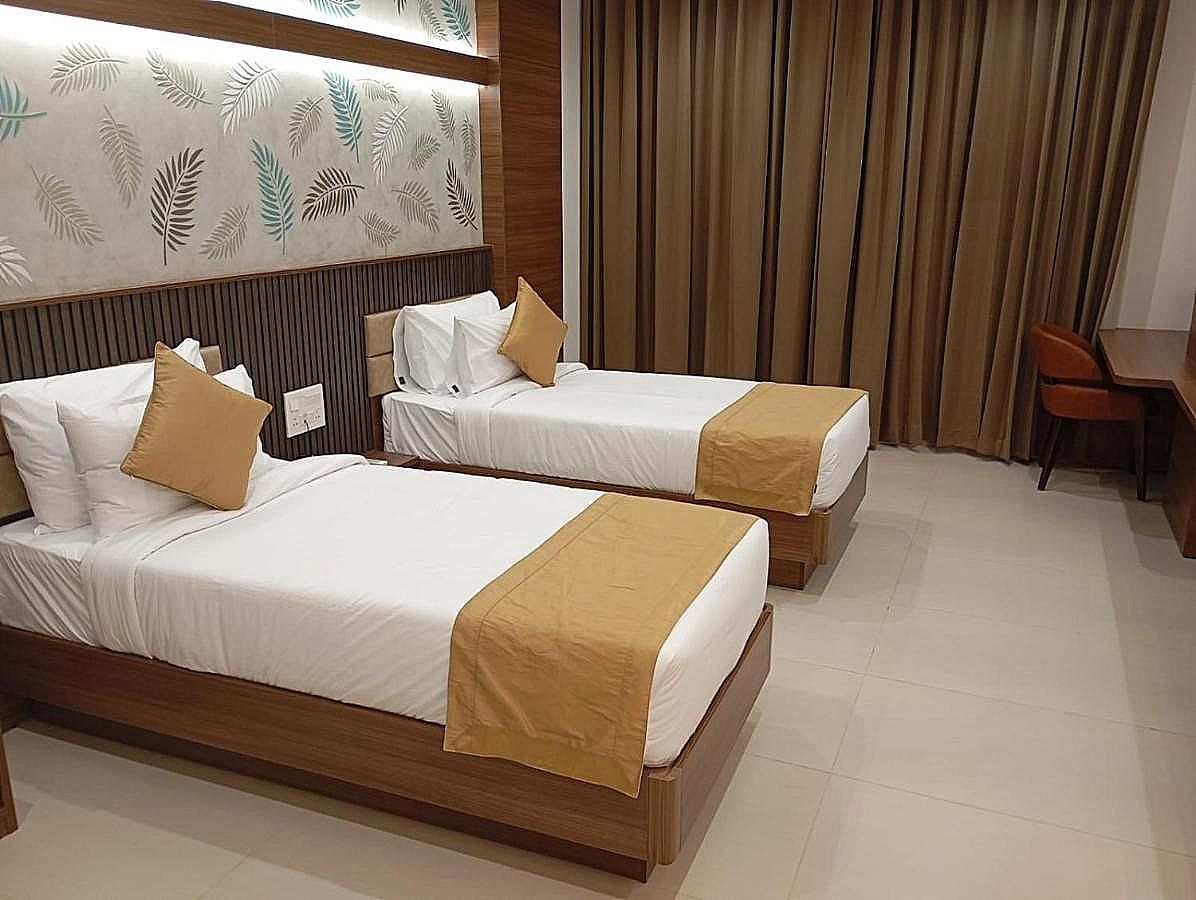 Highland Hotel Twin Room with View 2