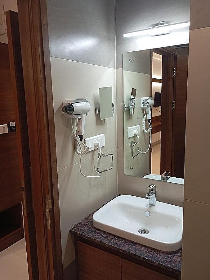 Highland Hotel Twin Room with View 3