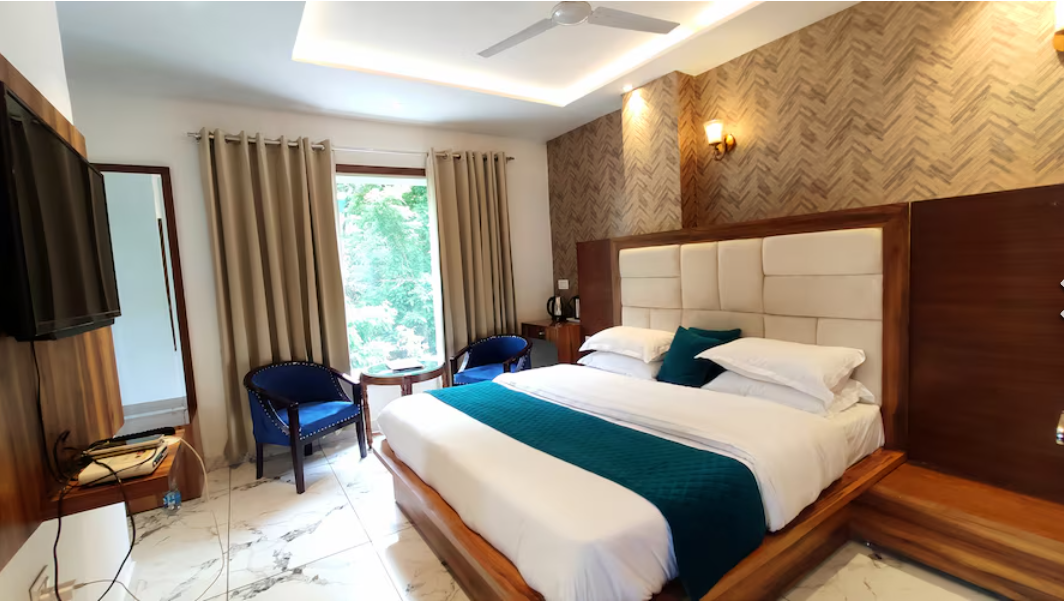 Hotel Dalhousie Hills Raj Nirmal Deluxe Room without Balcony 5