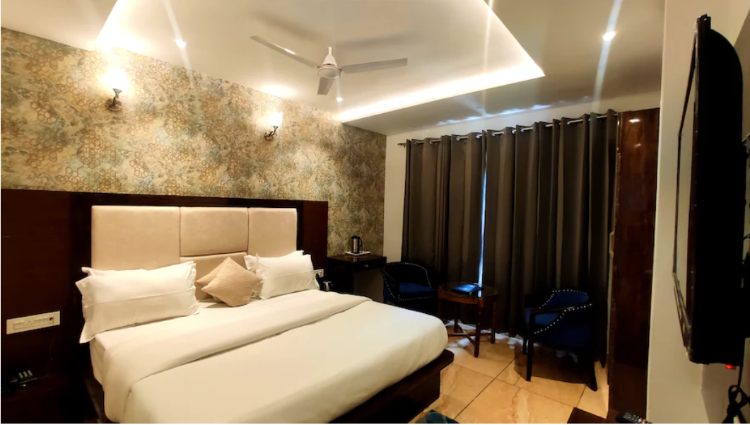 Hotel Dalhousie Hills Raj Nirmal Deluxe Room without Balcony 4