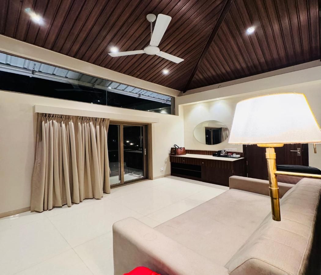 Orchard Suite with Bathtub