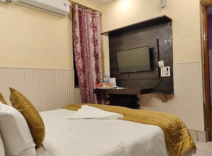 The Grand Hill Deluxe Double room 4