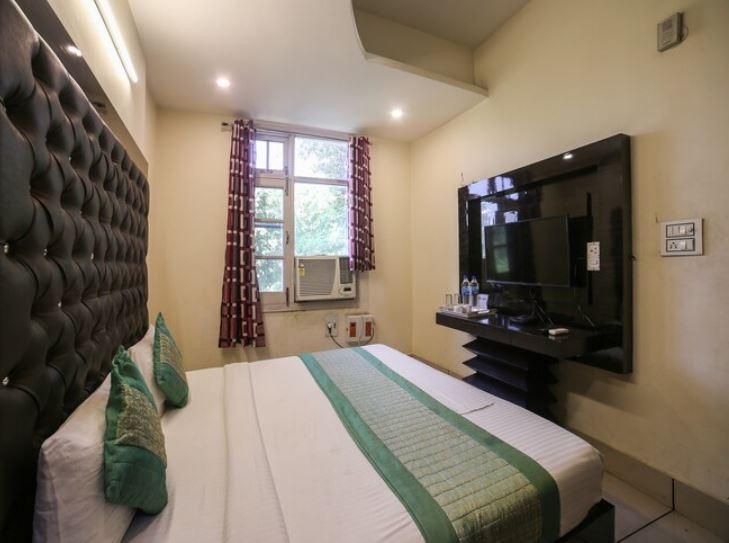 The Grand Hill Deluxe Double room 3