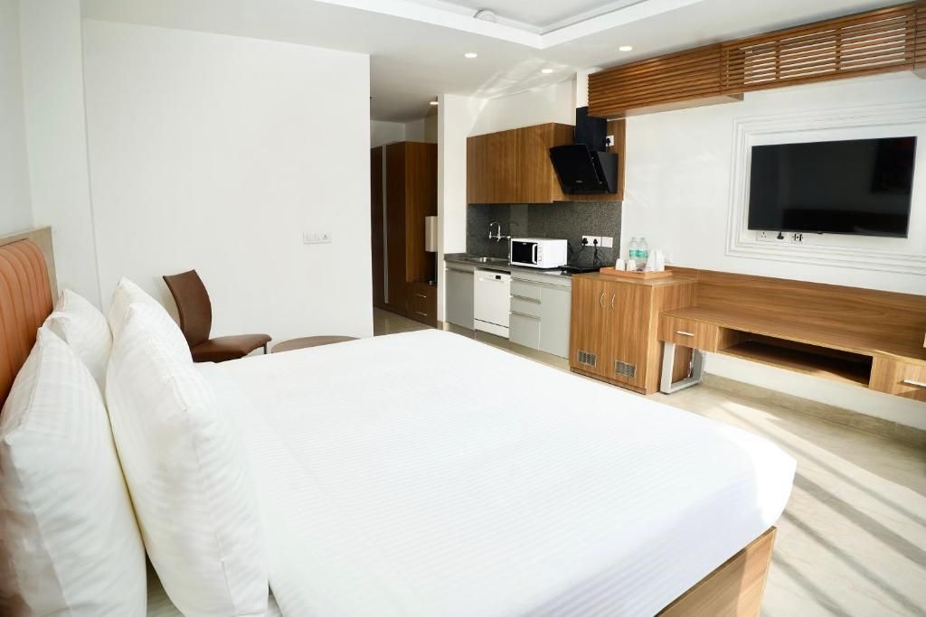 Business Twin Room with Balcony and Pool View