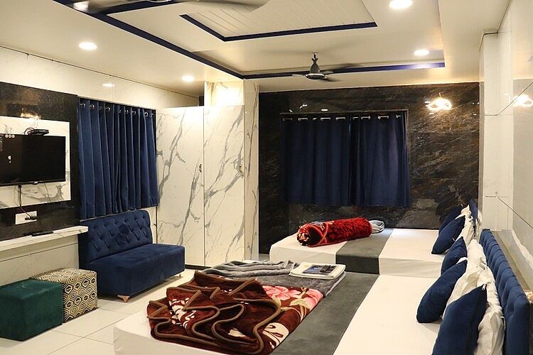 7 Bed Family Room