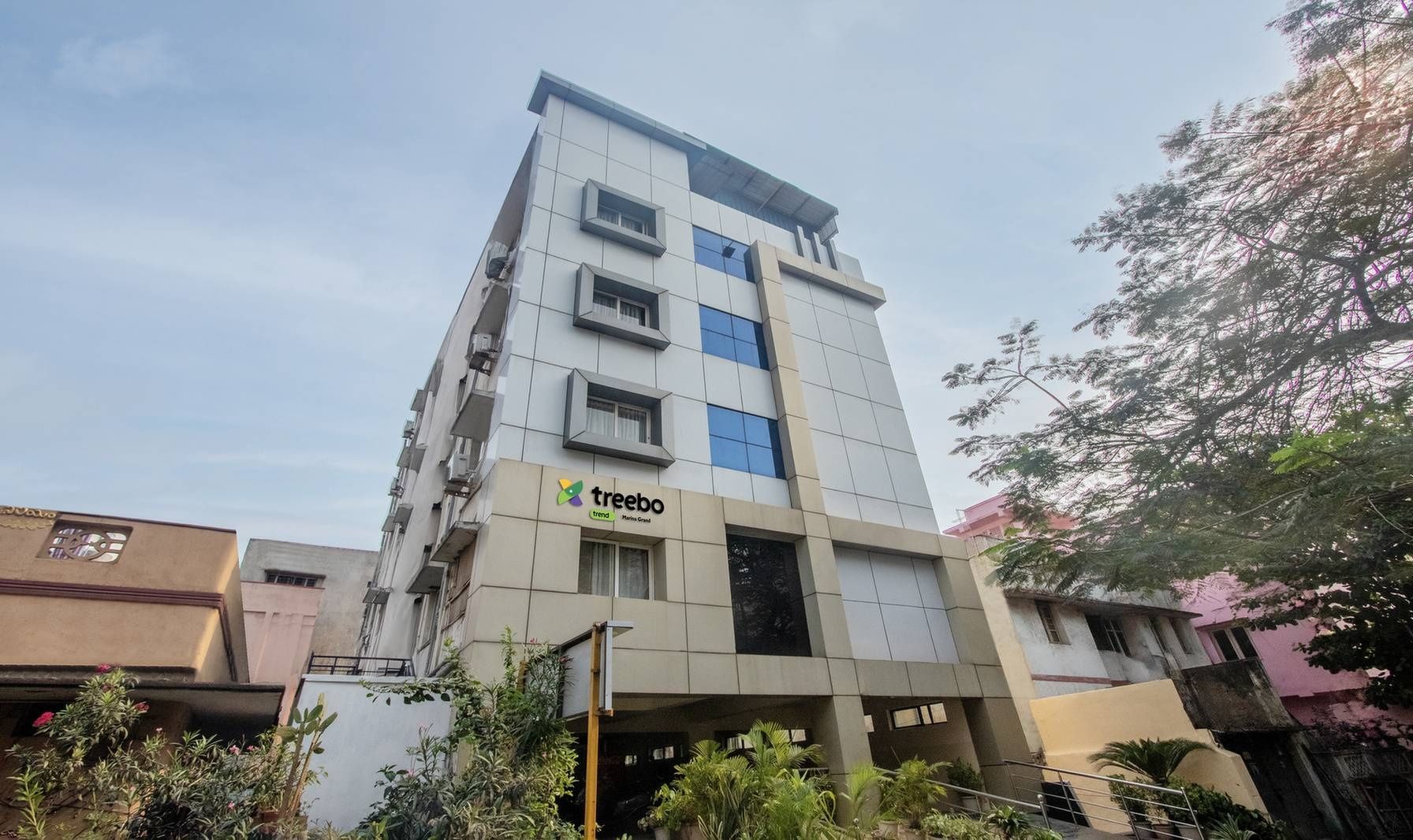 Treebo Marina Grand, Railway station