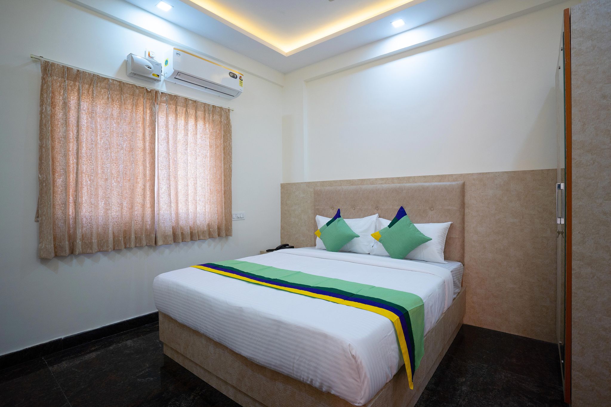 Treebo Galaxy Kings Suites, Hebbal Deluxe Double or Twin Room 2