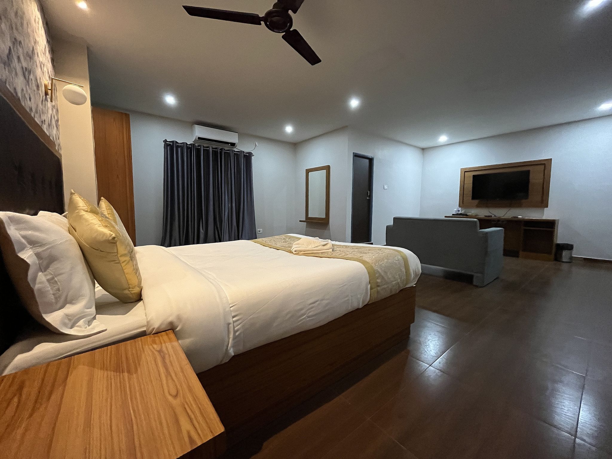 Suite, City View