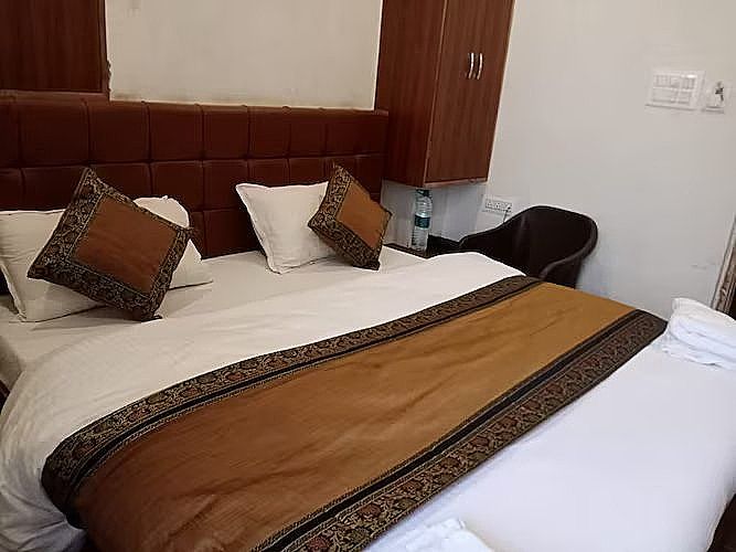 King Bed Medium Size Room