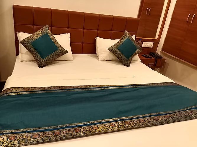 King Bed Medium Size Room