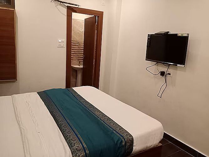 King Bed Medium Size Room