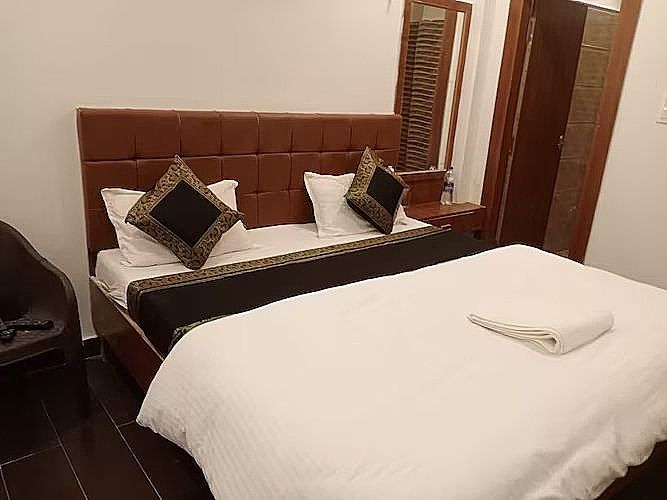 King Bed Medium Size Room