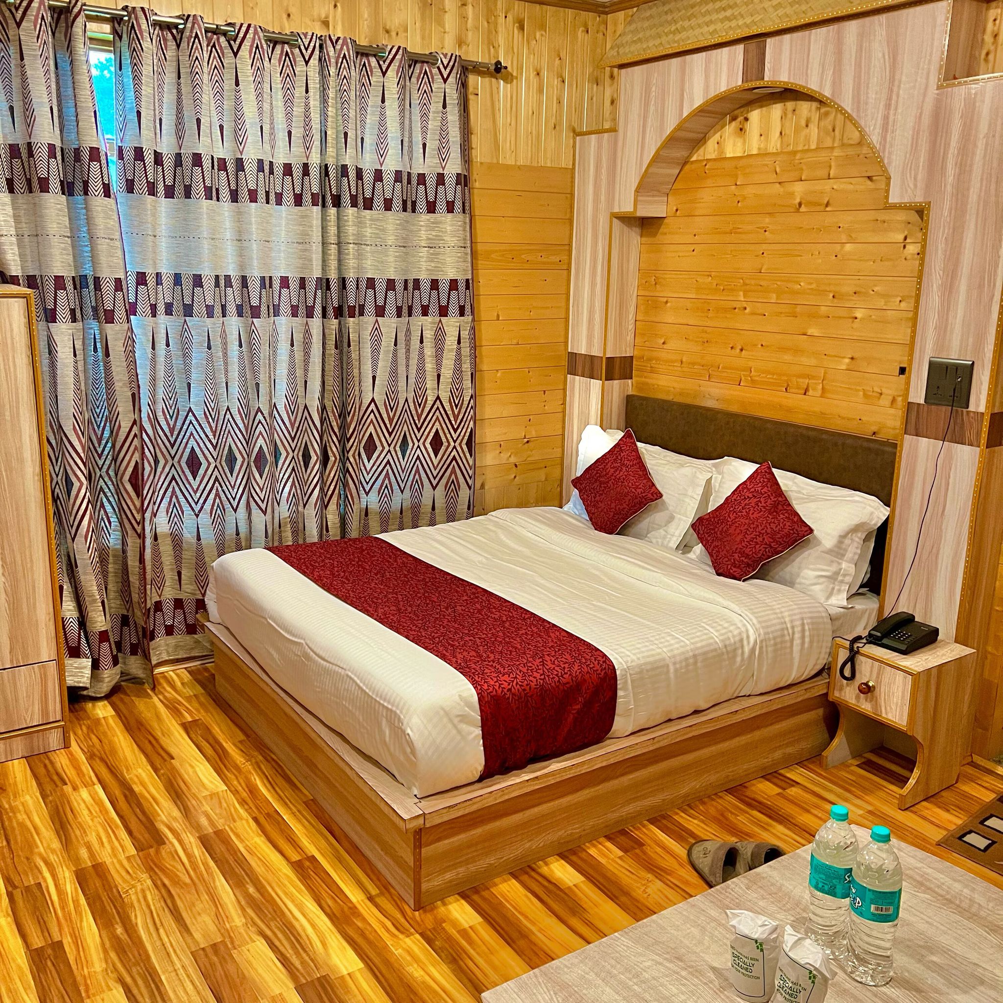 Hotel Gulmarg House Deluxe Room AC Room 4