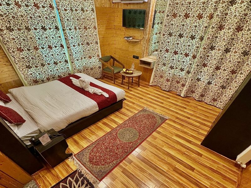 Hotel Gulmarg House Deluxe Room AC Room 3