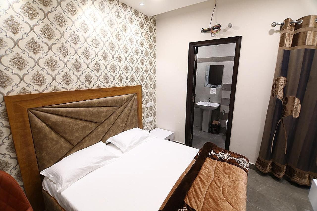 OVEL HOTEL ( 24 X 7 ) Deluxe Room 2