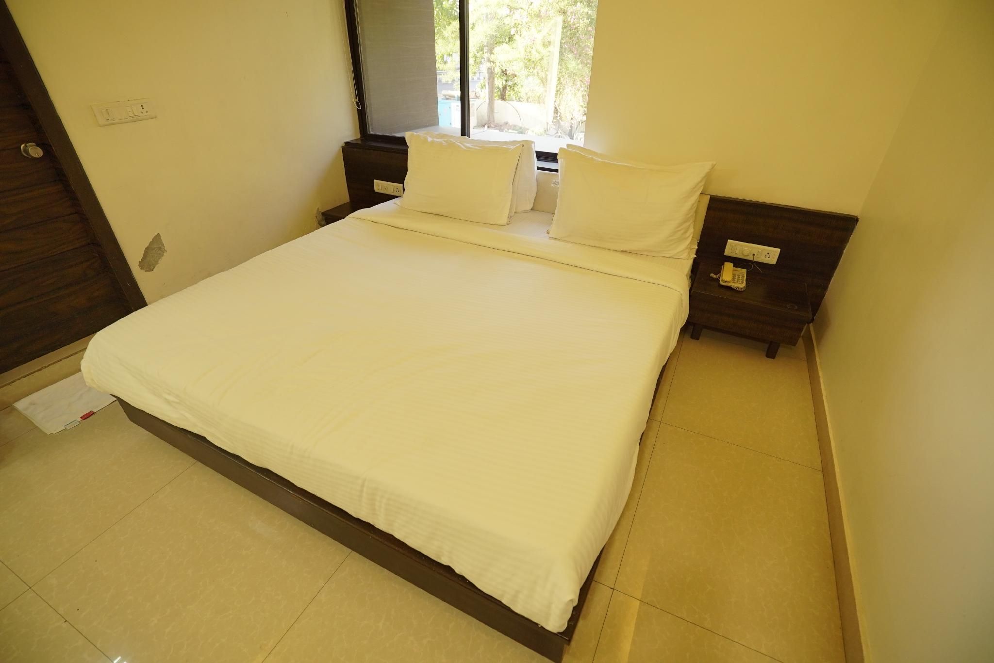 Varay Express AC Garden View Cottage