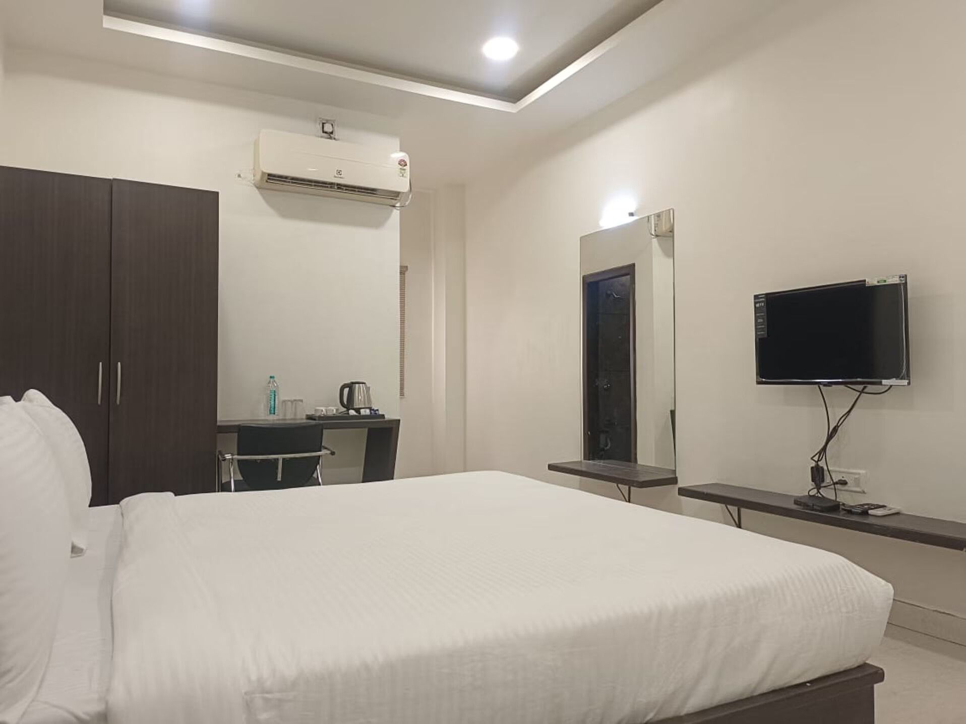 Varay Express AC Garden View Cottage 4