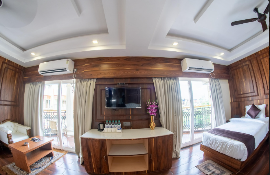 HONEYMOON SUITE (POOL FACING)