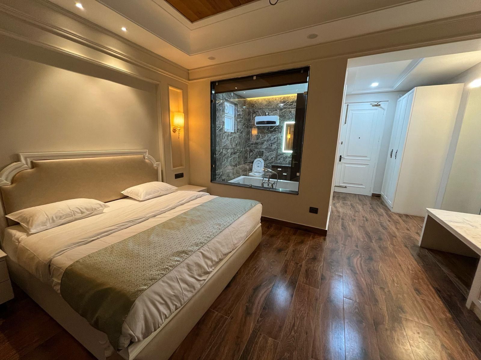 Super Deluxe Lake View Room with Bathtub