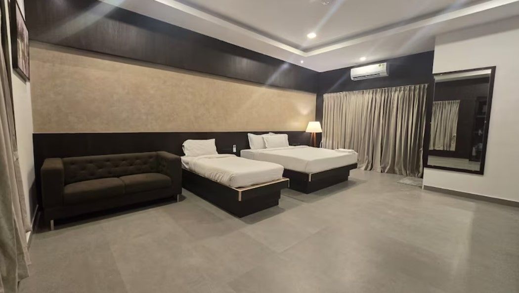 Famil Lawn Suite Room