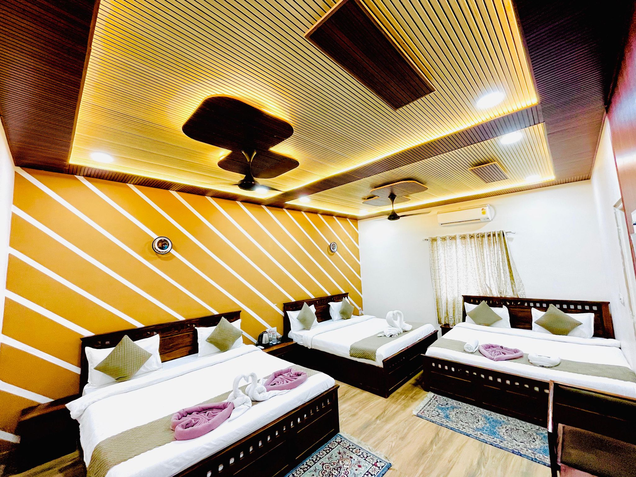 Shri Keshav Restro   Deluxe Double Bed Room