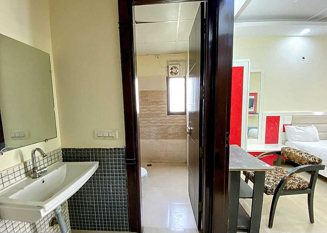 Collection O Sector 70 Noida Classic 3