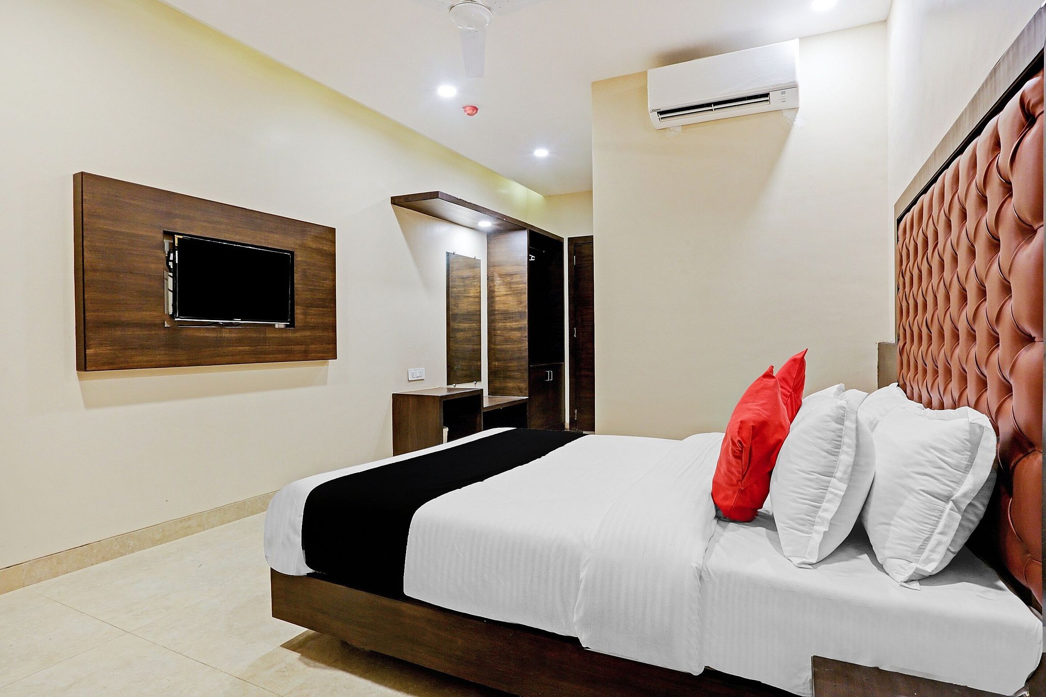 Collection O by OYO Vertigo Suite