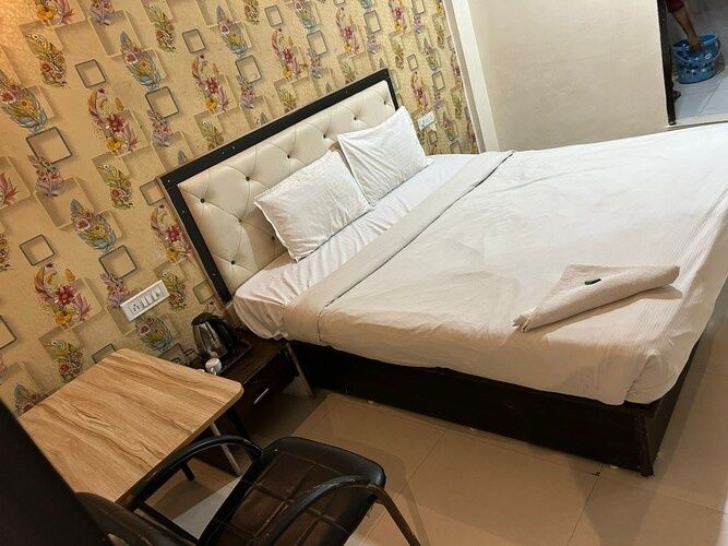  Hotel SS-1 Deluxe Room