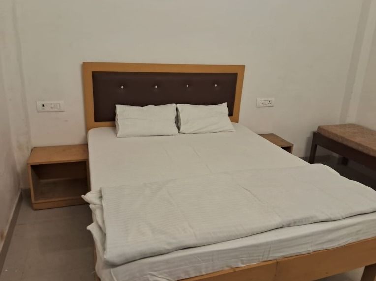 DELUXE ROOM WITH QUEEN SIZE BED