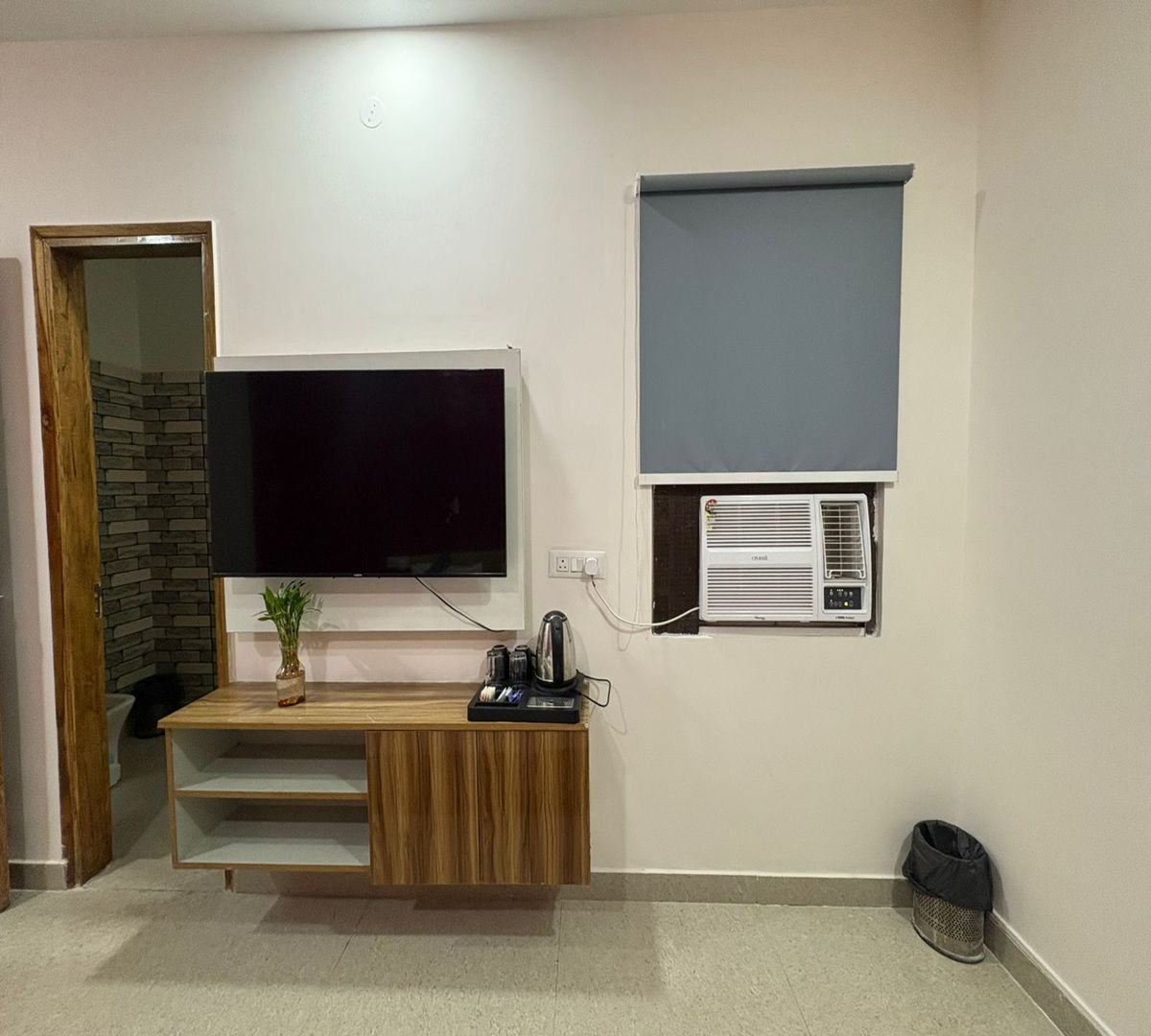 Radiant Blu Hotel Classic Deluxe Room with Communal Balcony 7