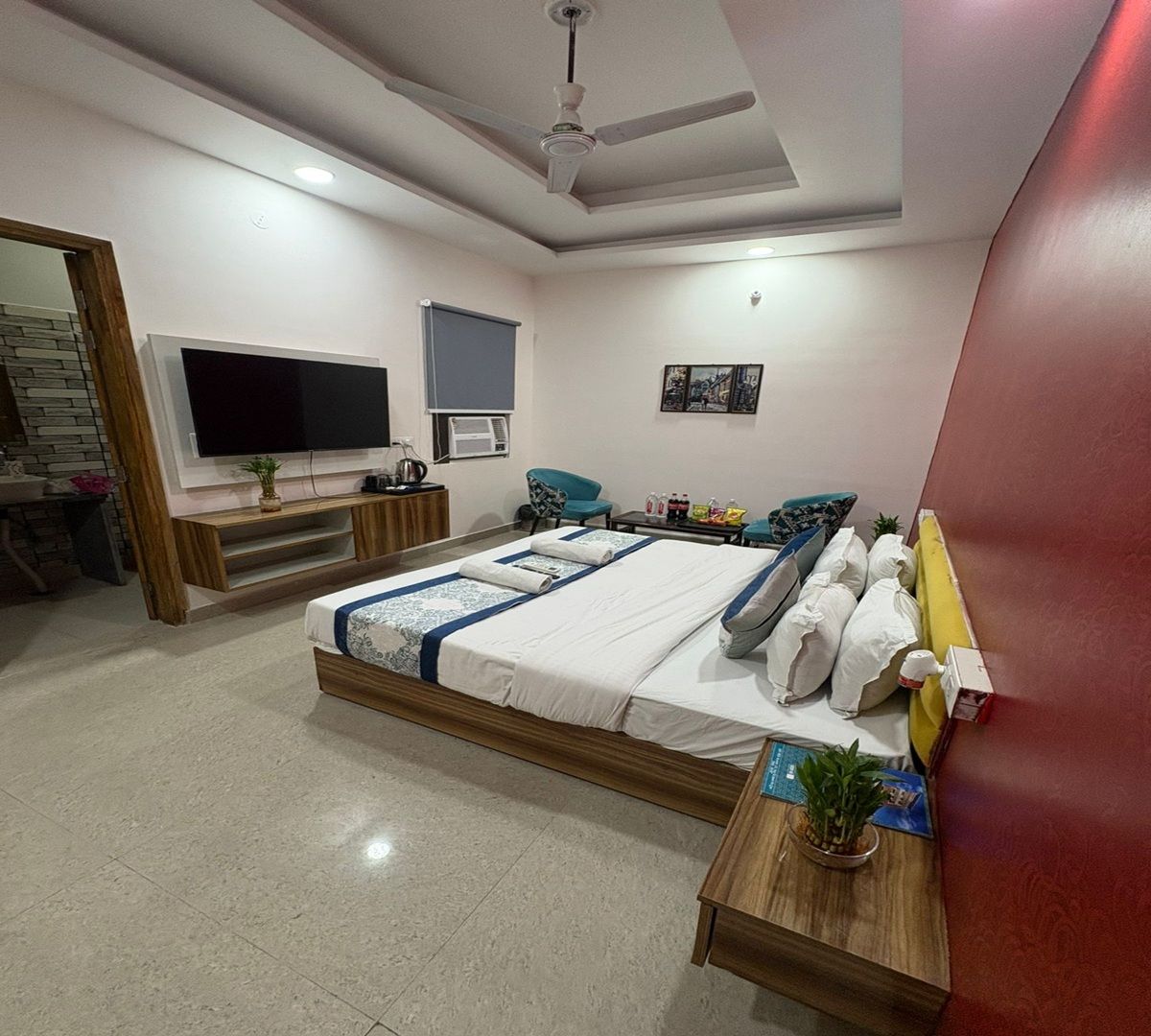 Radiant Blu Hotel Classic Deluxe Room with Communal Balcony 2