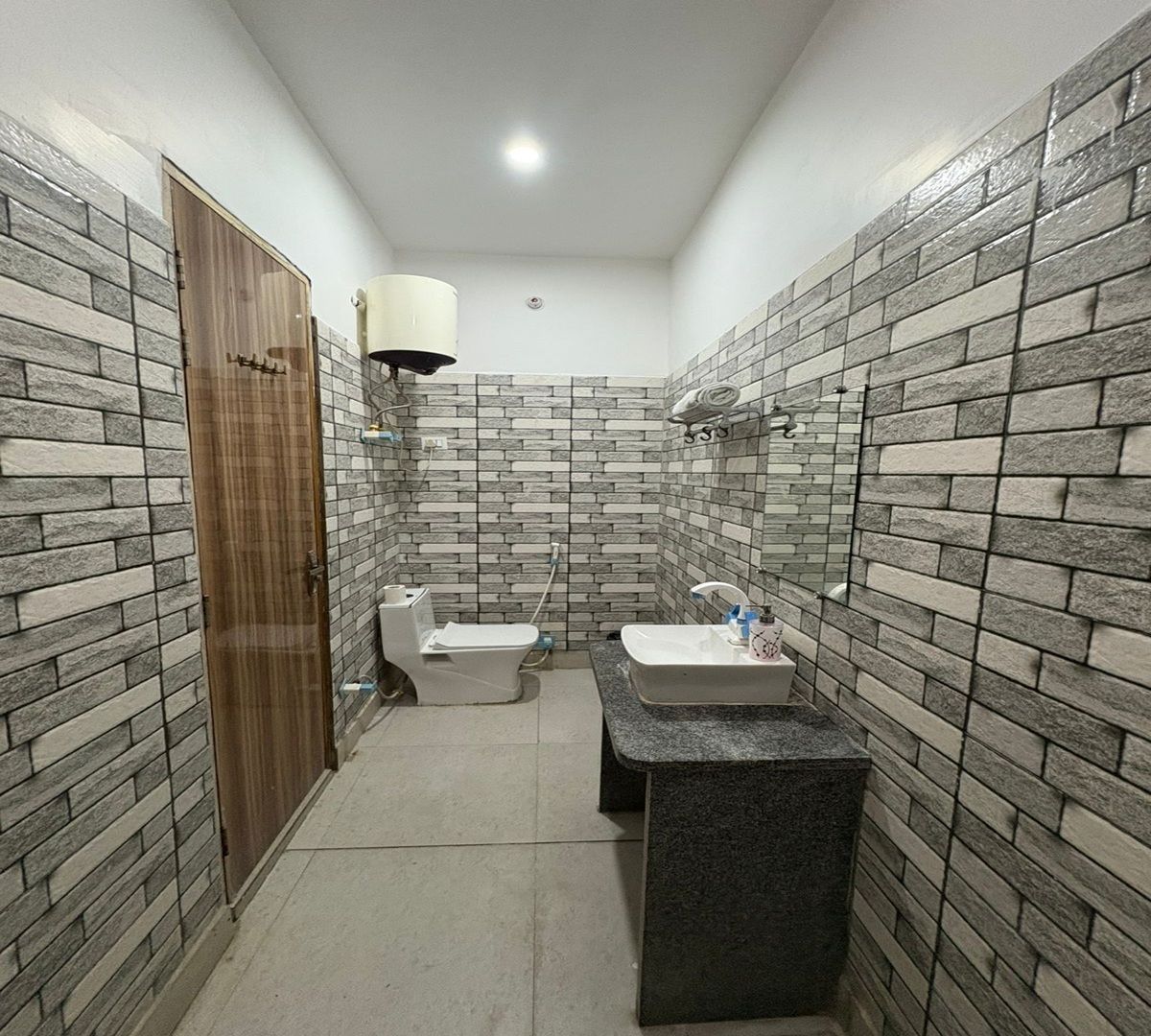 Radiant Blu Hotel Classic Deluxe Room with Communal Balcony 5