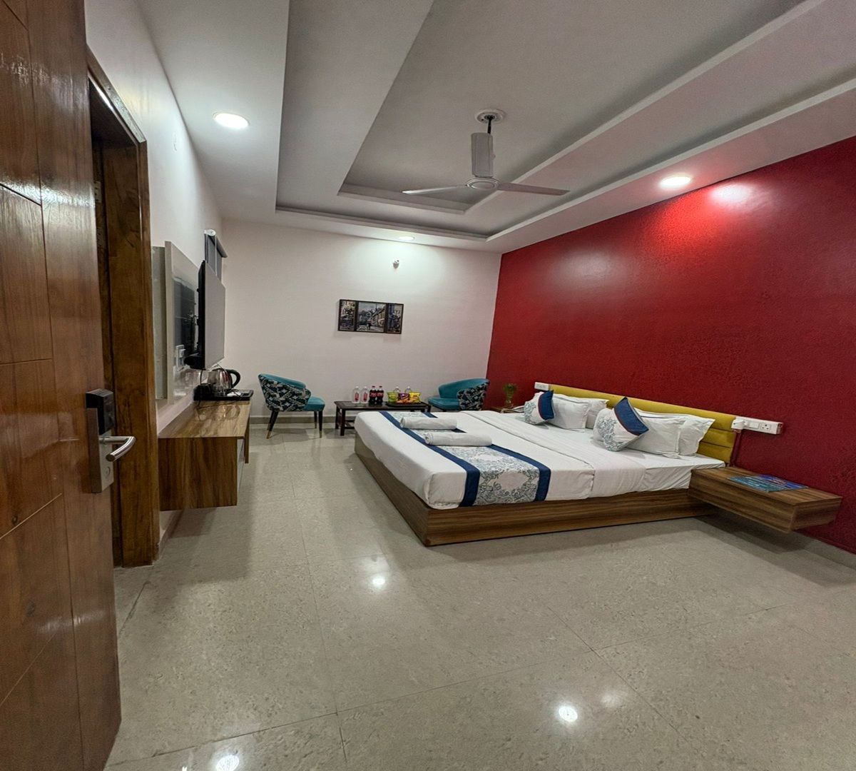 Radiant Blu Hotel Classic Deluxe Room with Communal Balcony 4
