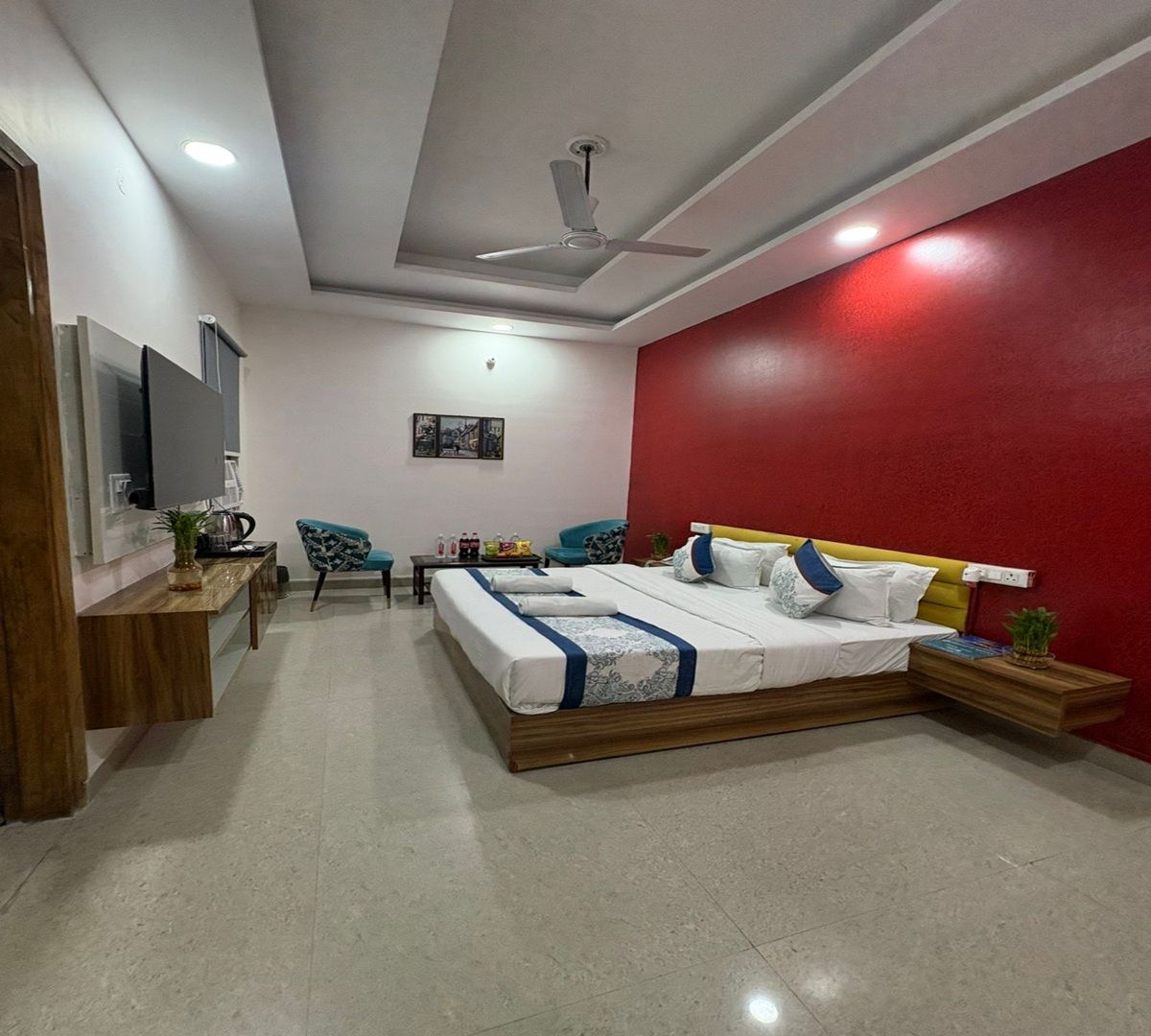 Radiant Blu Hotel Classic Deluxe Room with Communal Balcony 8