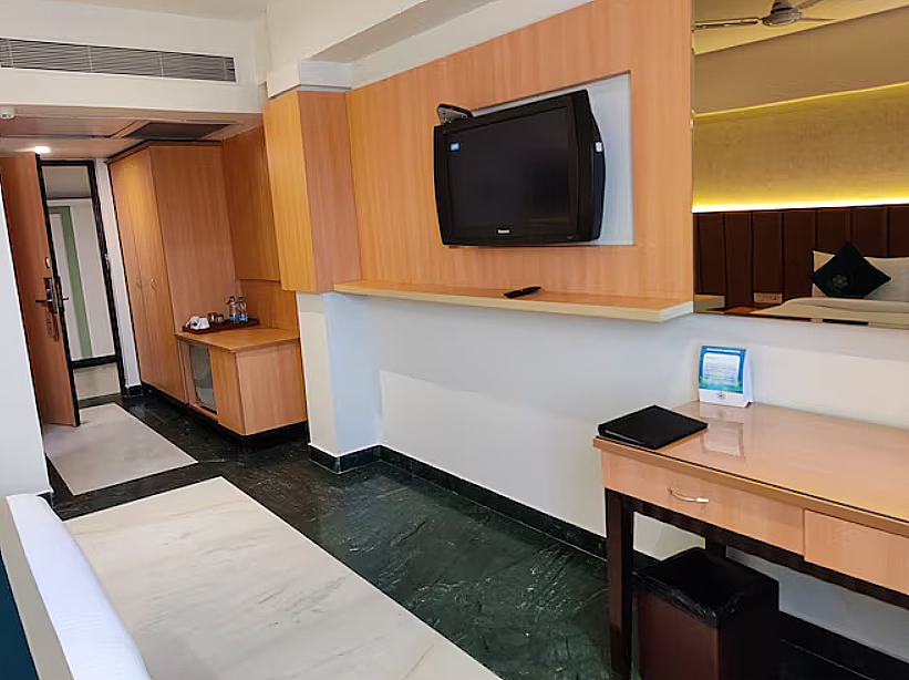 Green Palms Hotel Deluxe room with Work Desk  9