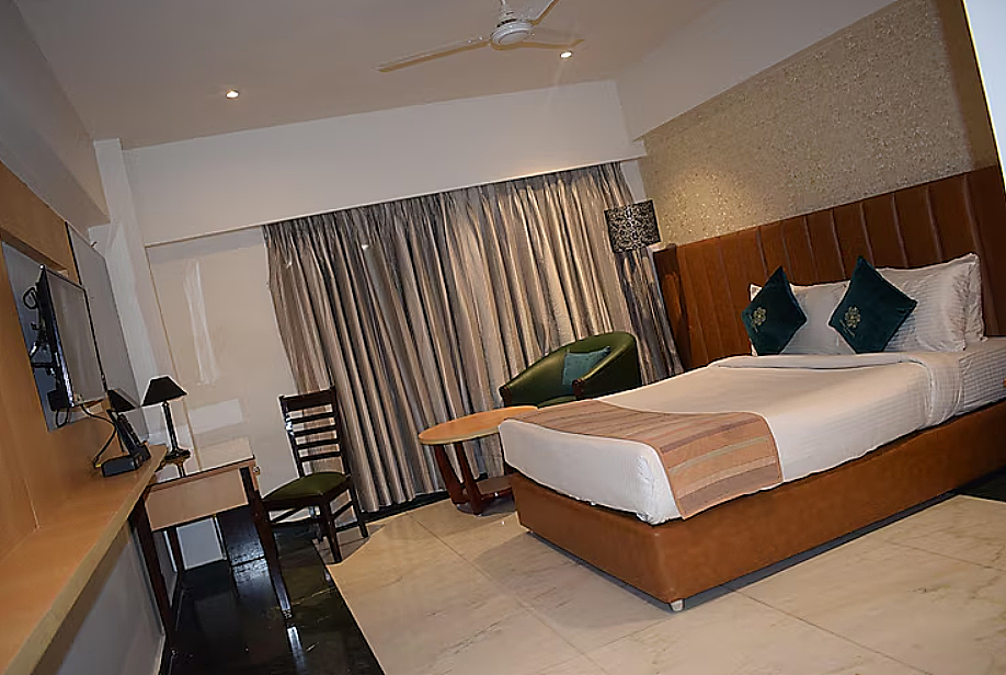 Green Palms Hotel Deluxe room with Work Desk  5