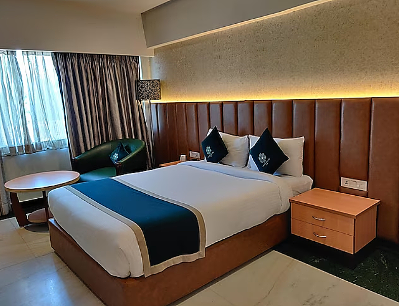 Green Palms Hotel Deluxe room with Work Desk  4