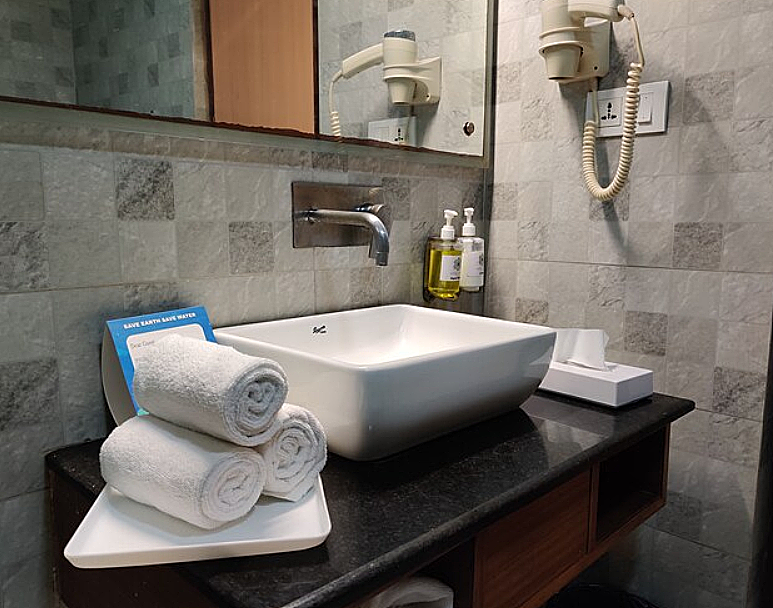 Green Palms Hotel Deluxe room with Work Desk  6