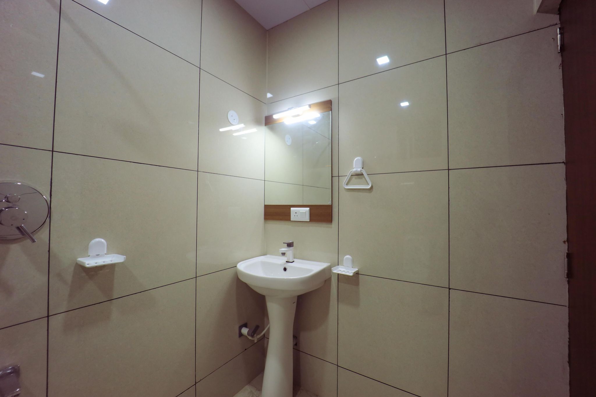 Jk Inn Deluxe Room With Balcony City View 4